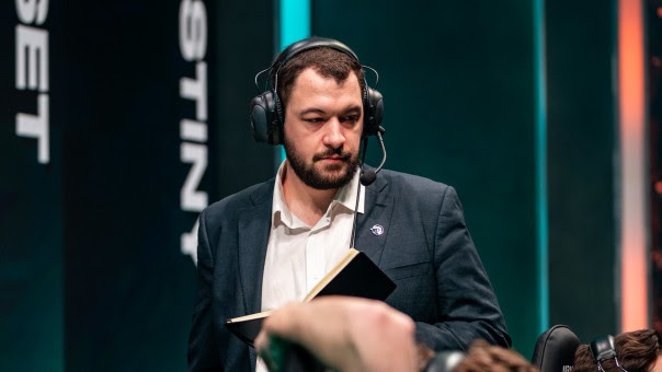 AndrÃ© Guilhot watching over his team during a competition