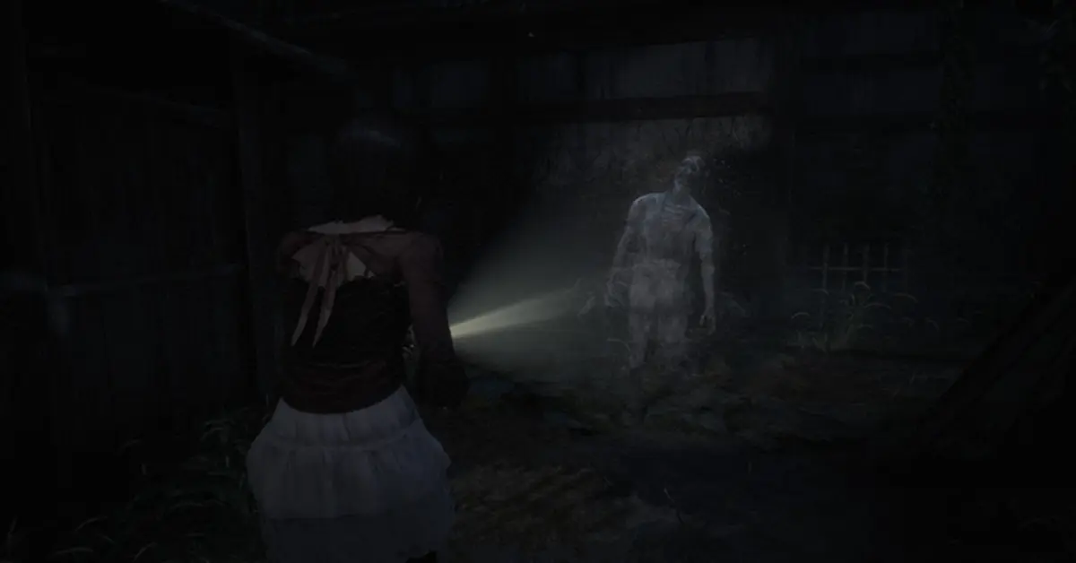 Mio aiming the Camera Obscura at a looming ghost in Fatal Frame II Remake